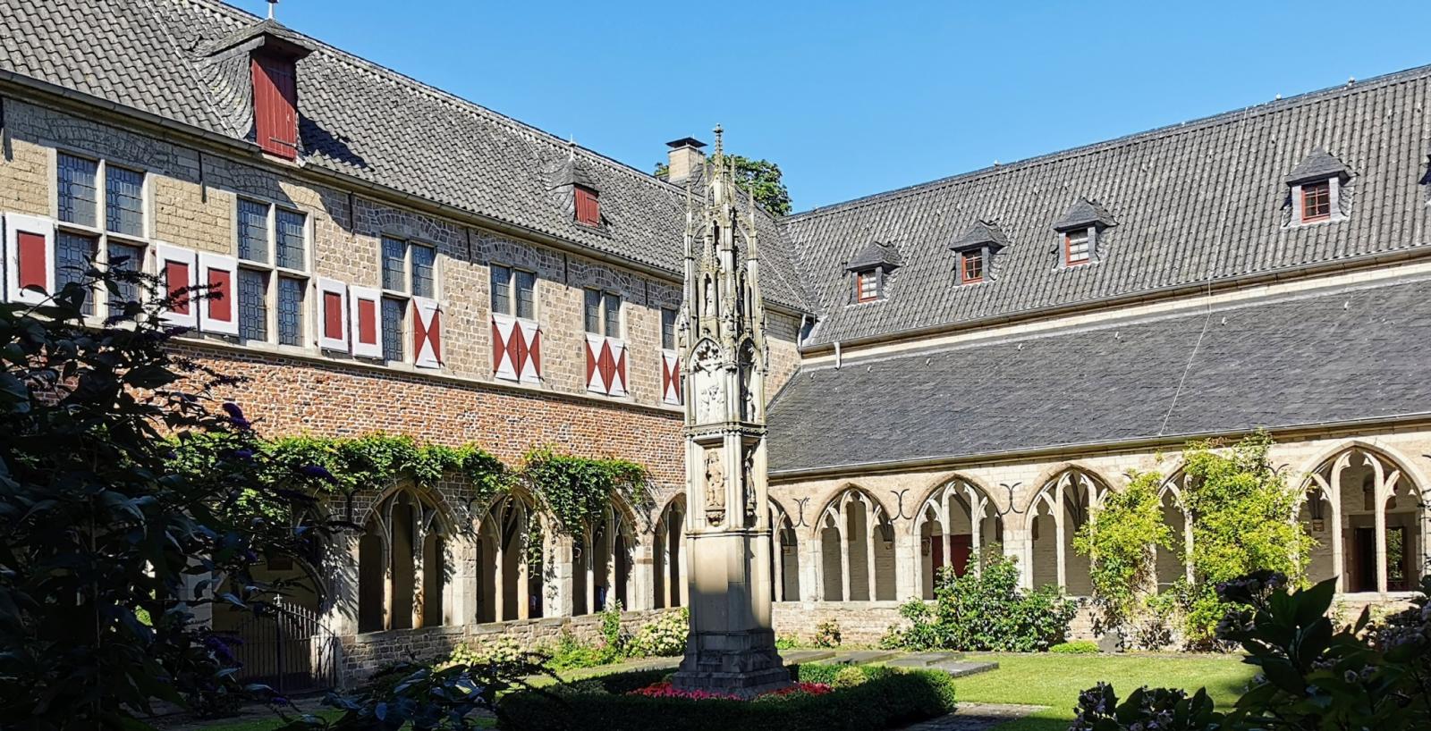 Kreuzgang mit Innenhof