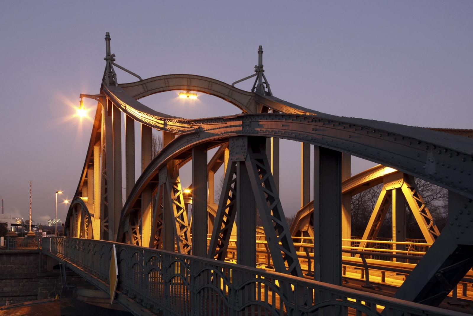 Hafendrehbrücke Krefeld am Abend
