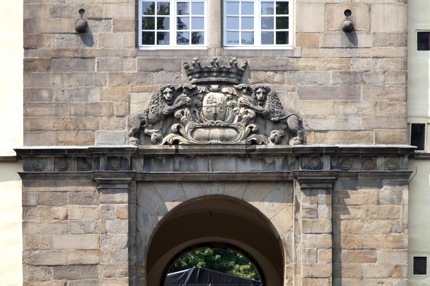 Zufahrtstor mit Wappen von 1664