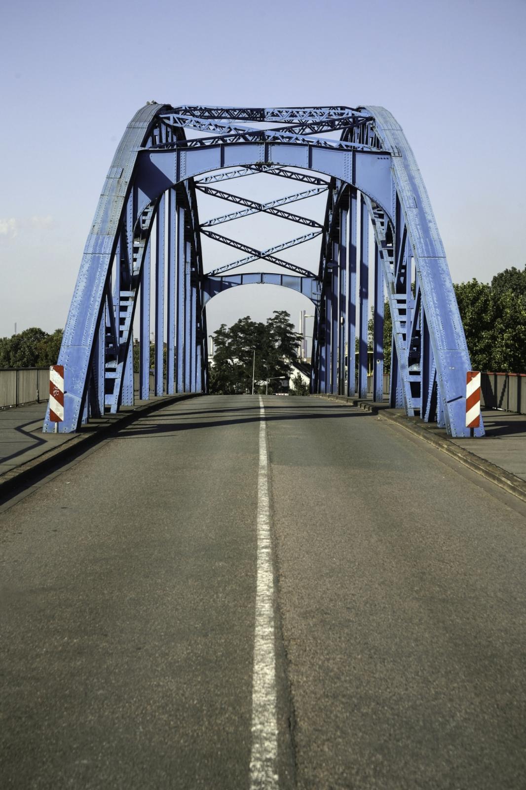 Blick auf die Fahrbahn der Brücke