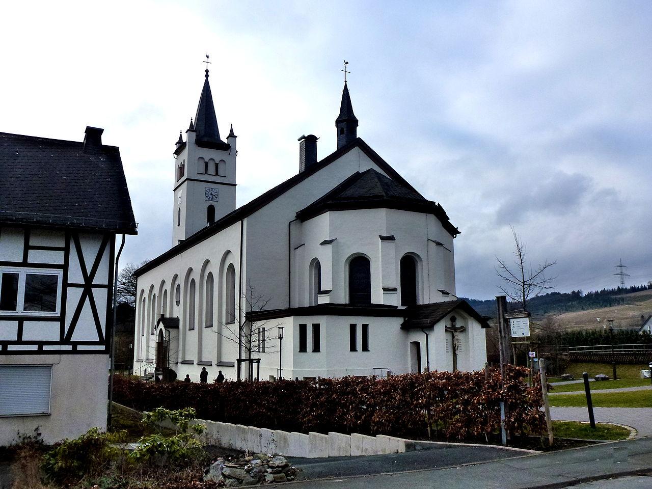 östliche Ansicht von St. Andreas in Bestwig-Velmede