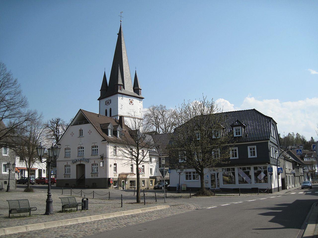 Marktplatz Drolshagen mit Blick auf den Turm von St. Clemens