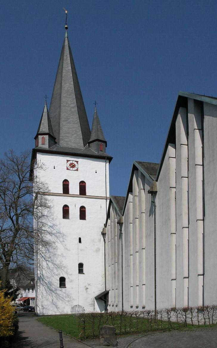 Turm von St. Clemens und Anbau 