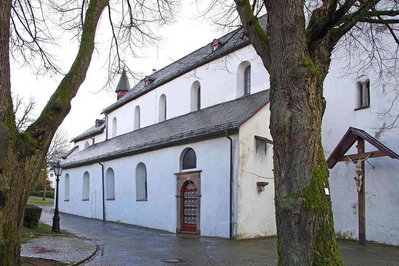 St. Clemens von Norden mit Portal und Kruzifix