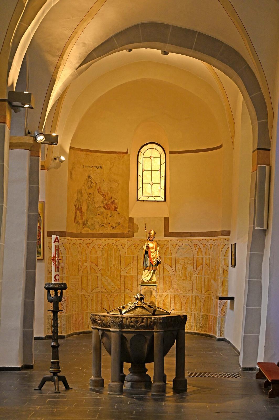 Taufstein 13. Jh. vor der südlichen Seitenapsis