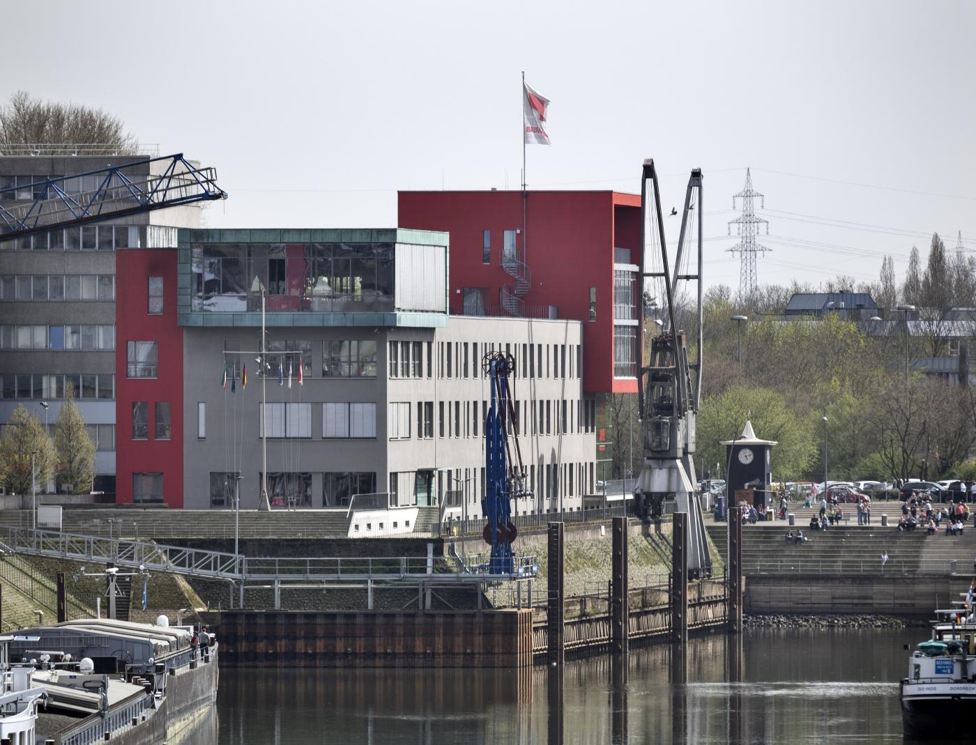 Blick über das Hafenbecken zum Haus am Pegel