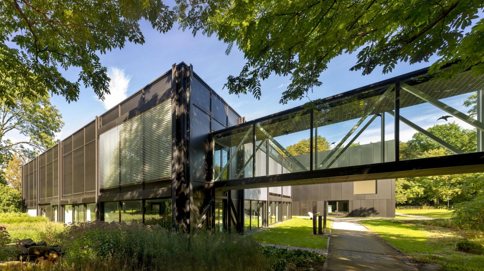 Erweiterungsbau von 1983 mit Verbindungsgang