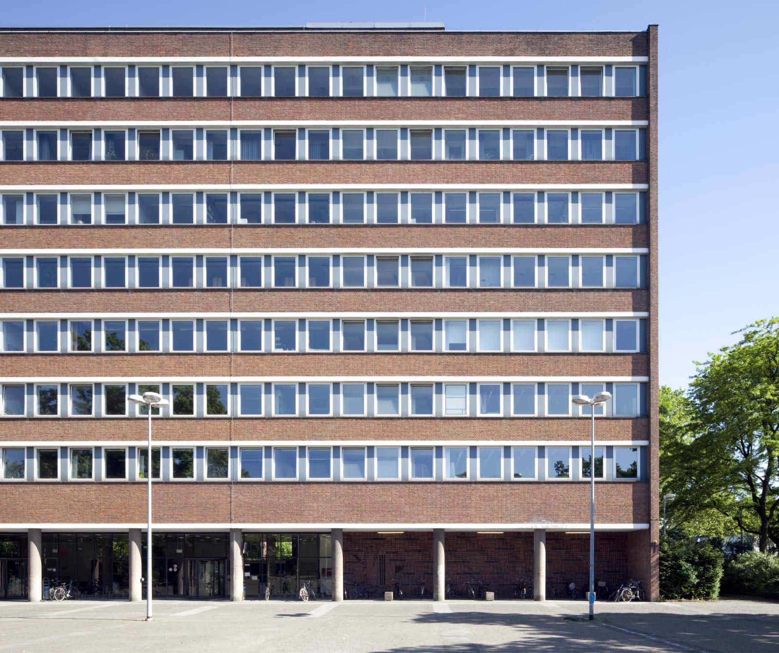 westliches Ende der Nordfassade des Hochhauses