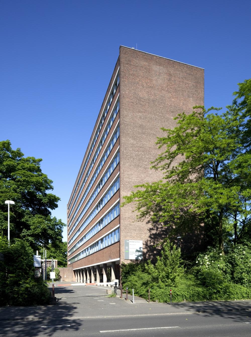 Blick von der Universitätsstraße auf die Nordfassade