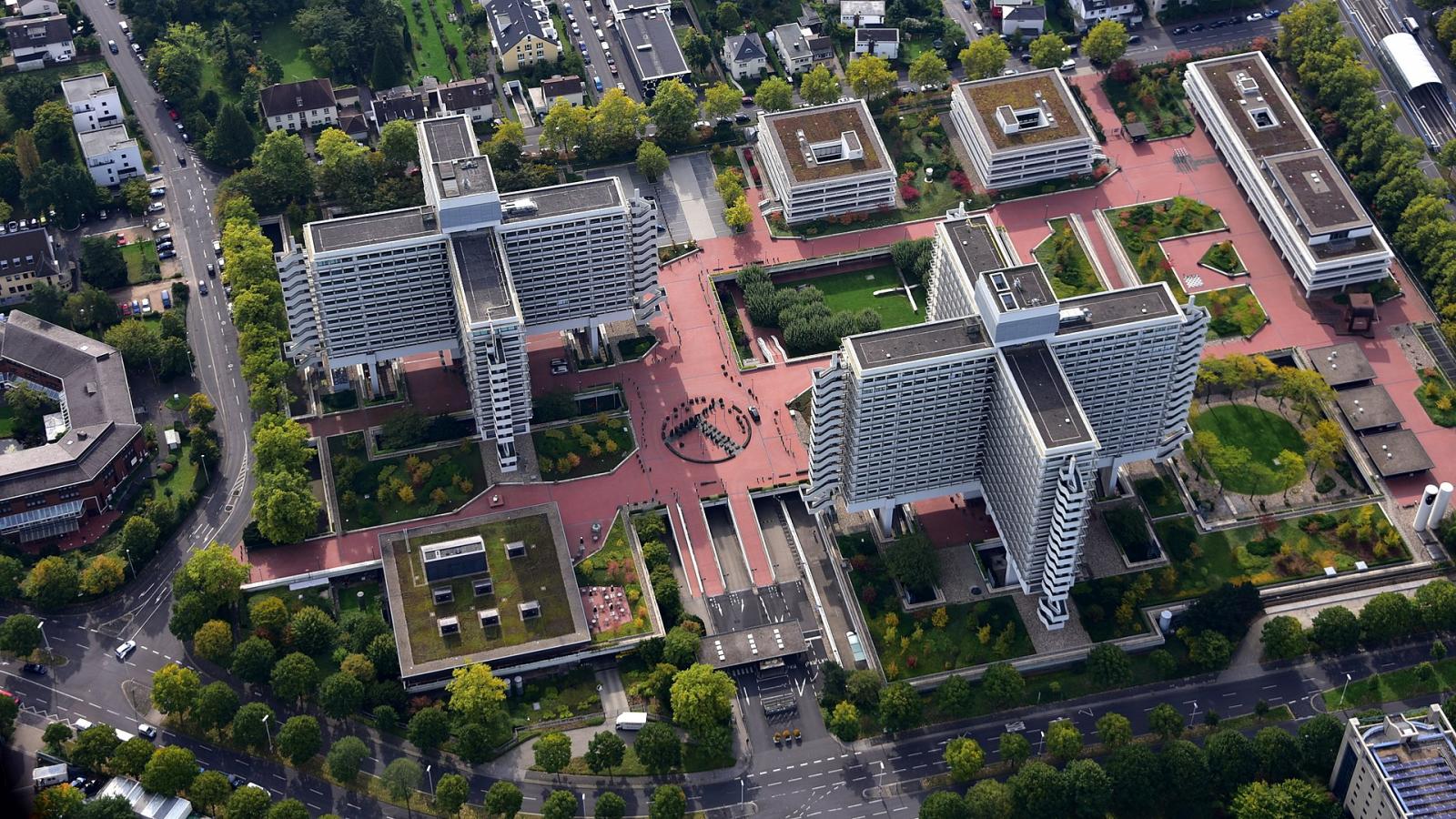 Luftbild der Kreuzbauten