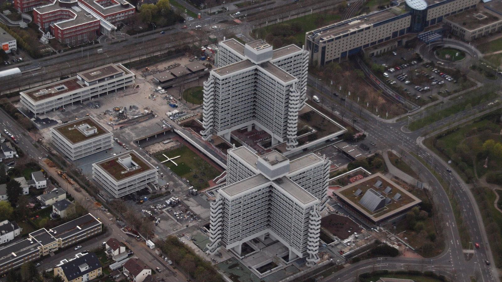Blick von oben auf das Gelände der Kreuzbauten