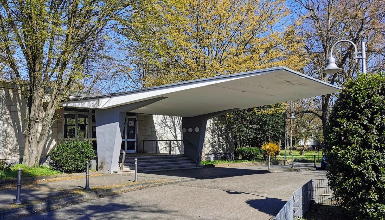 Flugdach am Eingangsbereich der Stadthalle