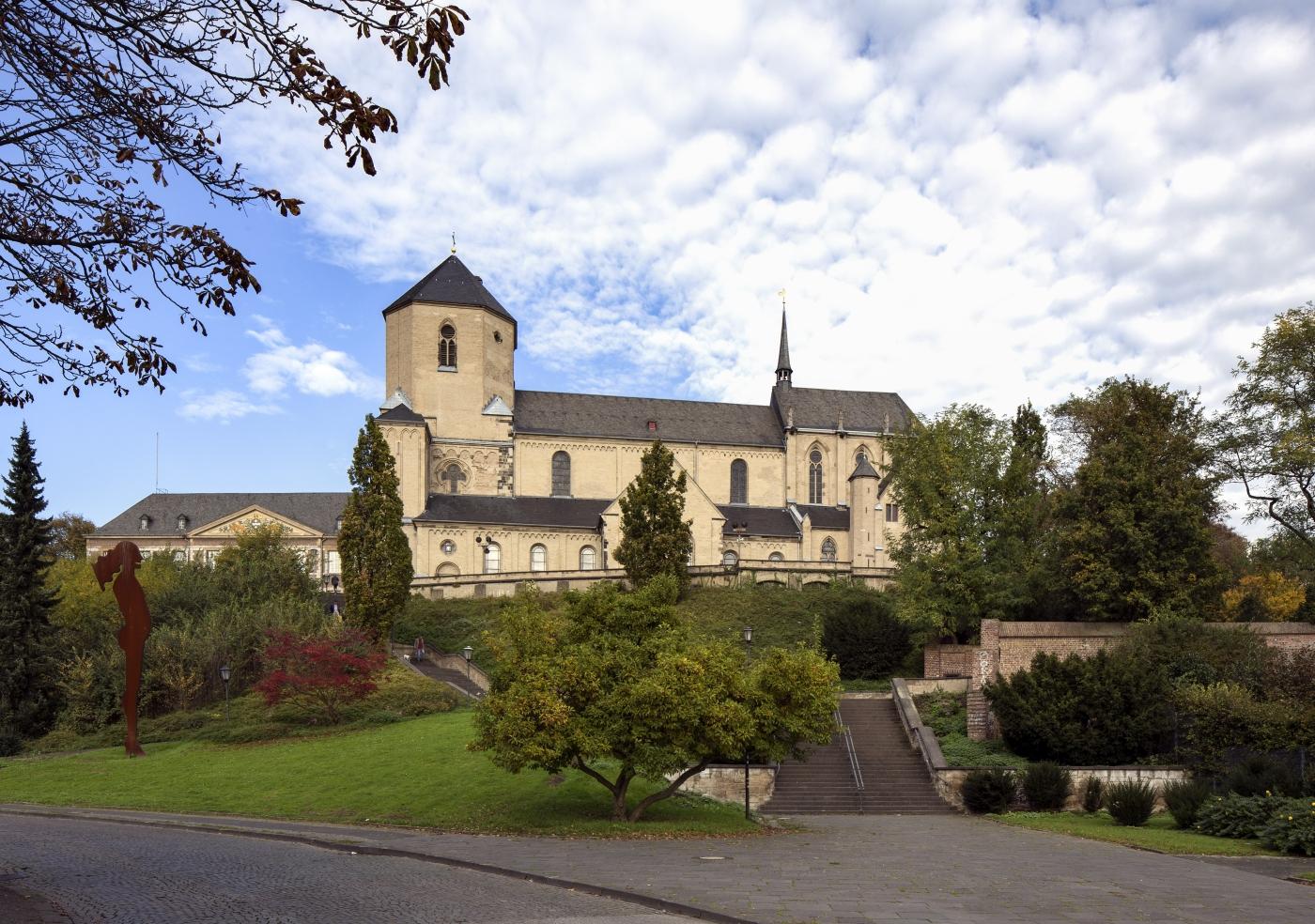 das Münster St. Vitus in Mönchengladbach von Süden gesehen