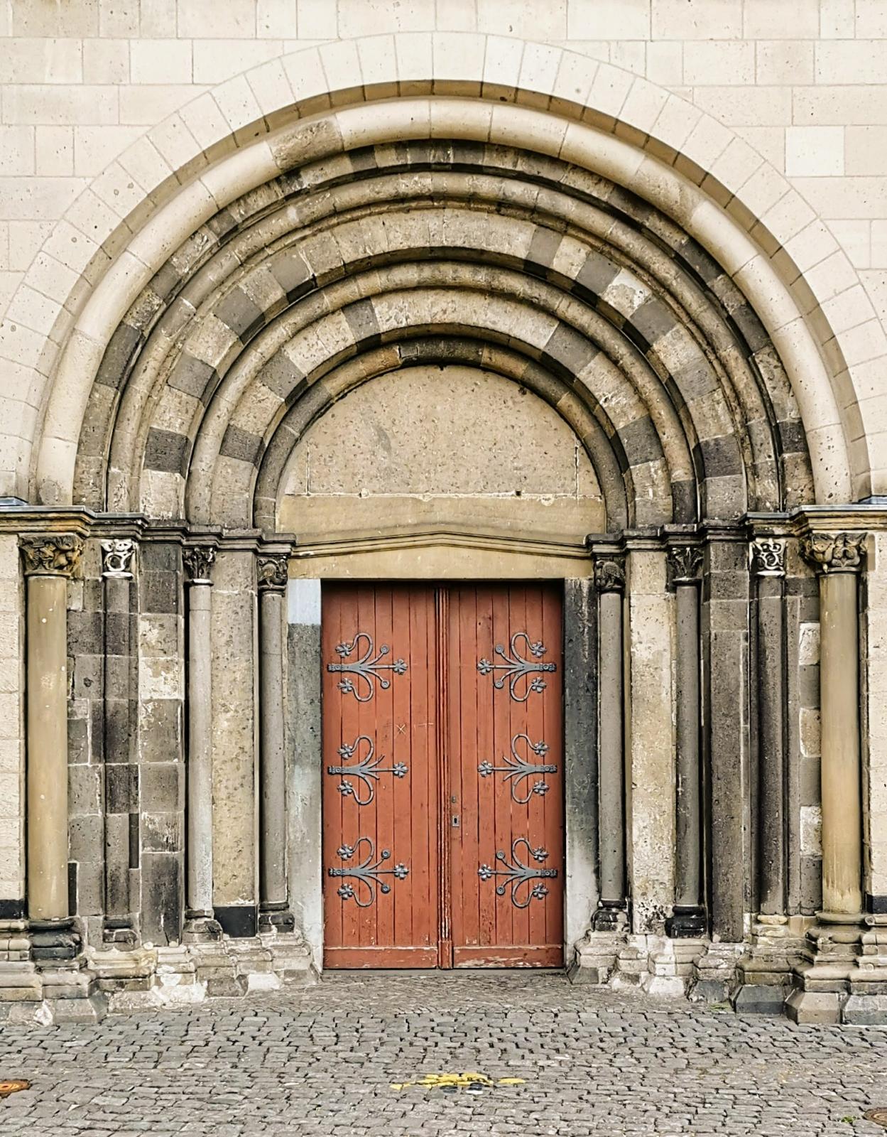 Rundbogenportal am Westwerk