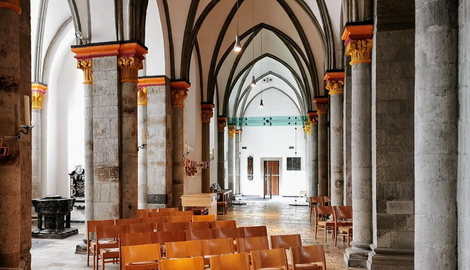 südliches Seitenschiff mit Apostelkapelle (links)