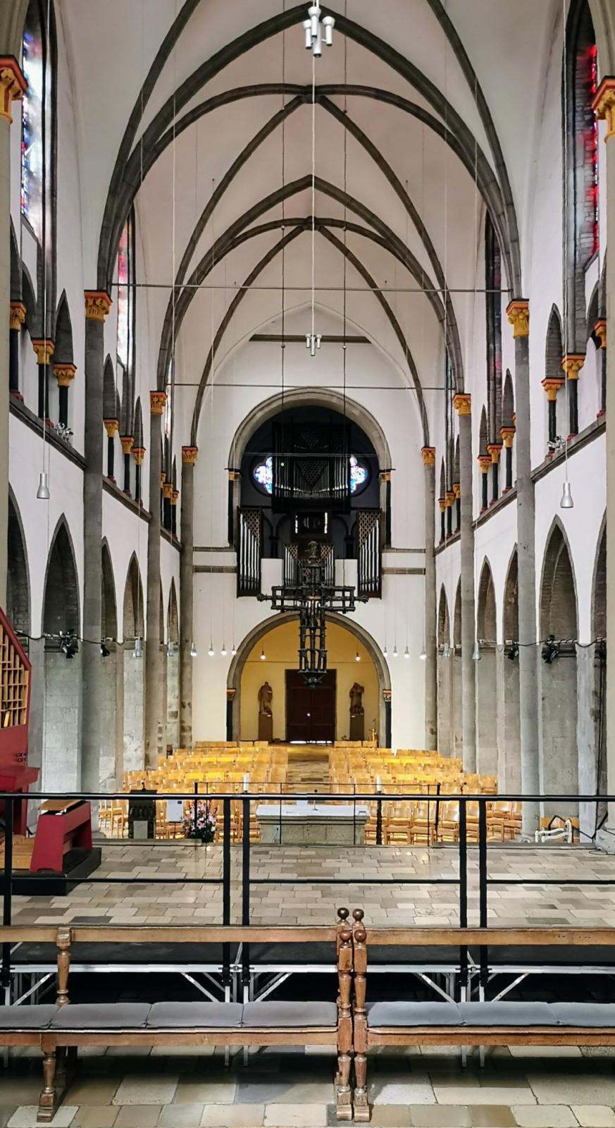 Blick nach Westen zur Orgel