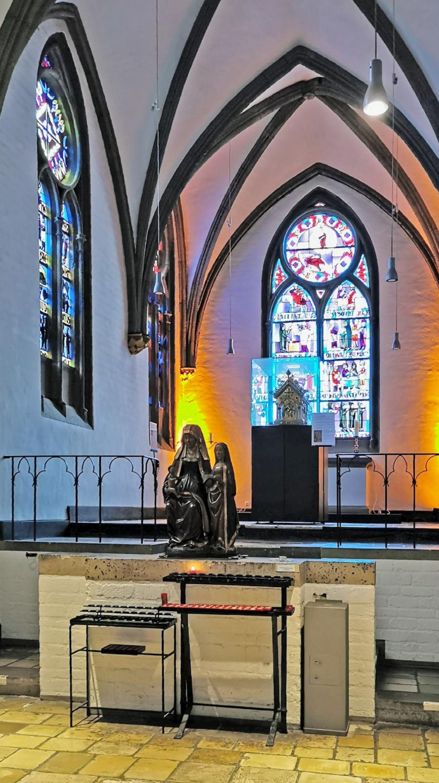 Martinus-Chor mit Skulptur der Anna selbdritt und Abendmahlschrein