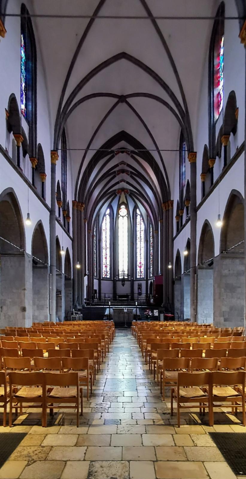 Blick ins Mittelschiff Richtung Osten zum ChorChor