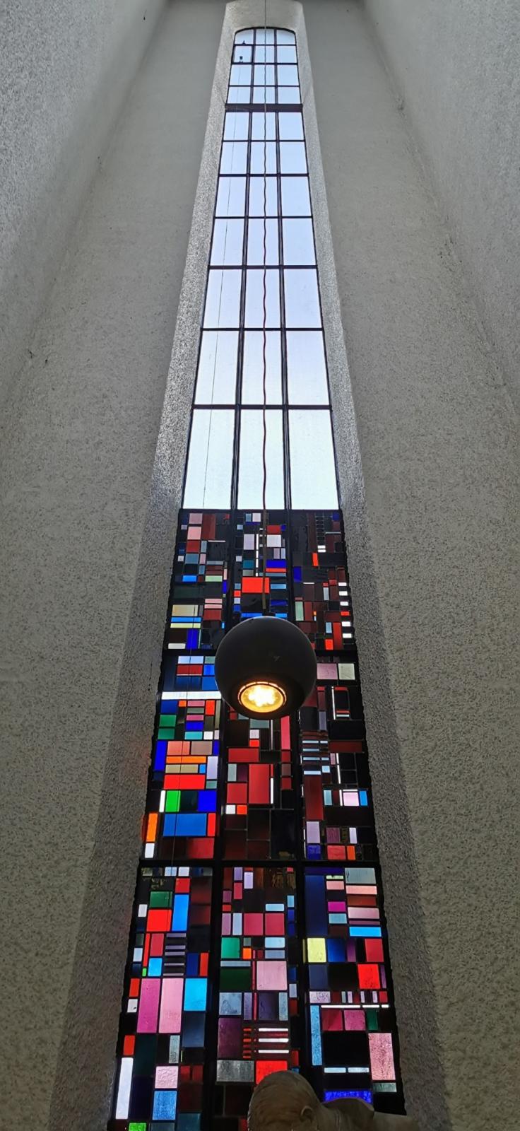 Hohes Rundbogenfenster