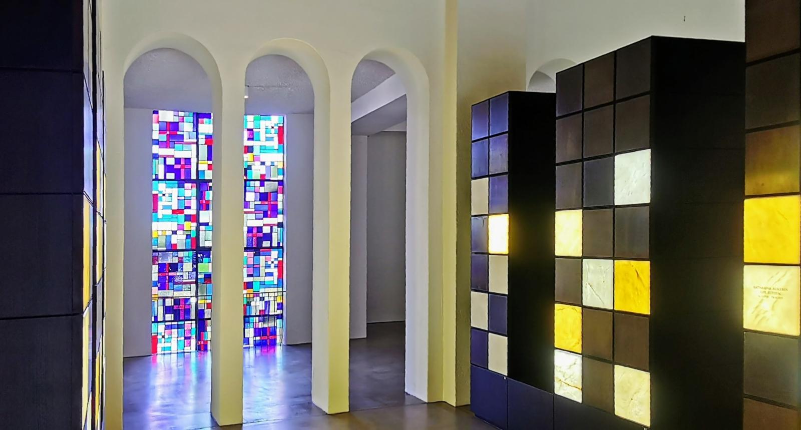 Kolumbarium auf der Empore