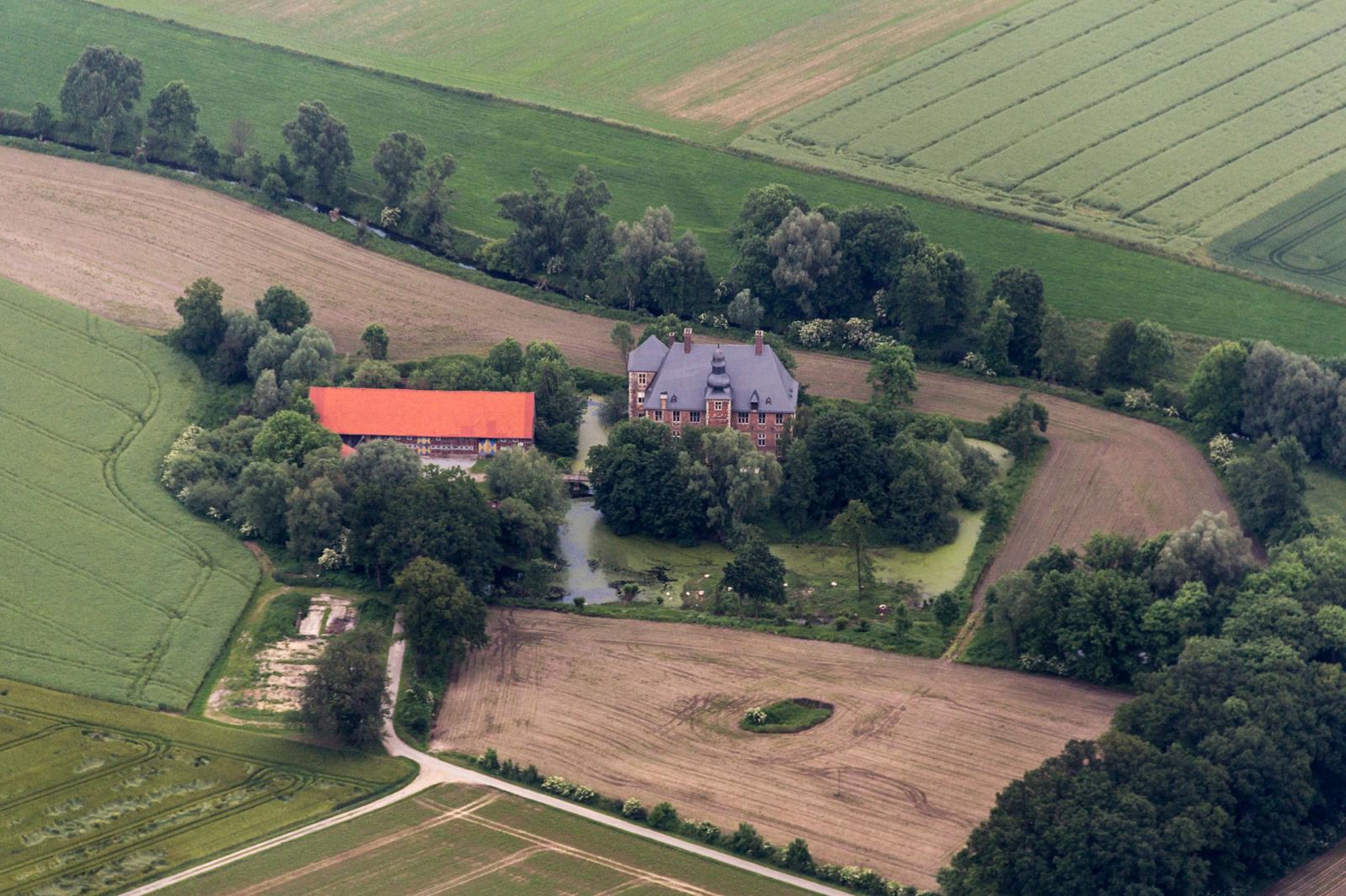Luftbild der Anlage und der umgebenden Landschaft