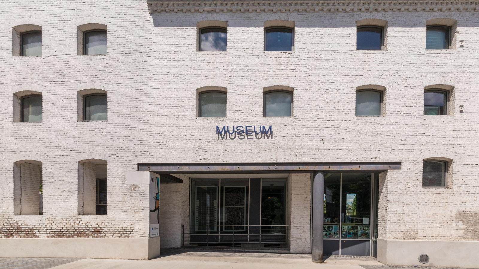 straßenseitige Öffnung der Fassade