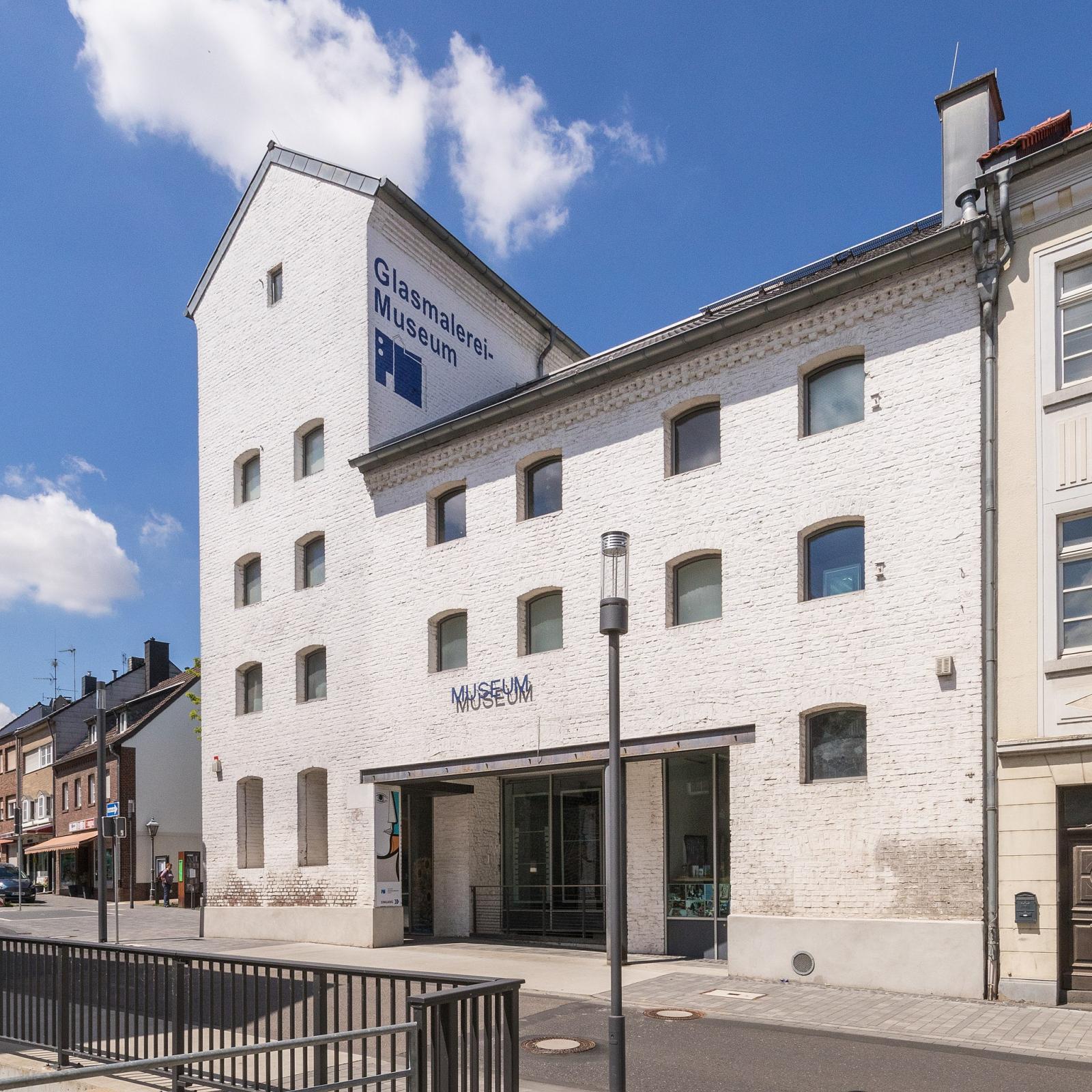 Straßenansicht mit historischen Bauteilen