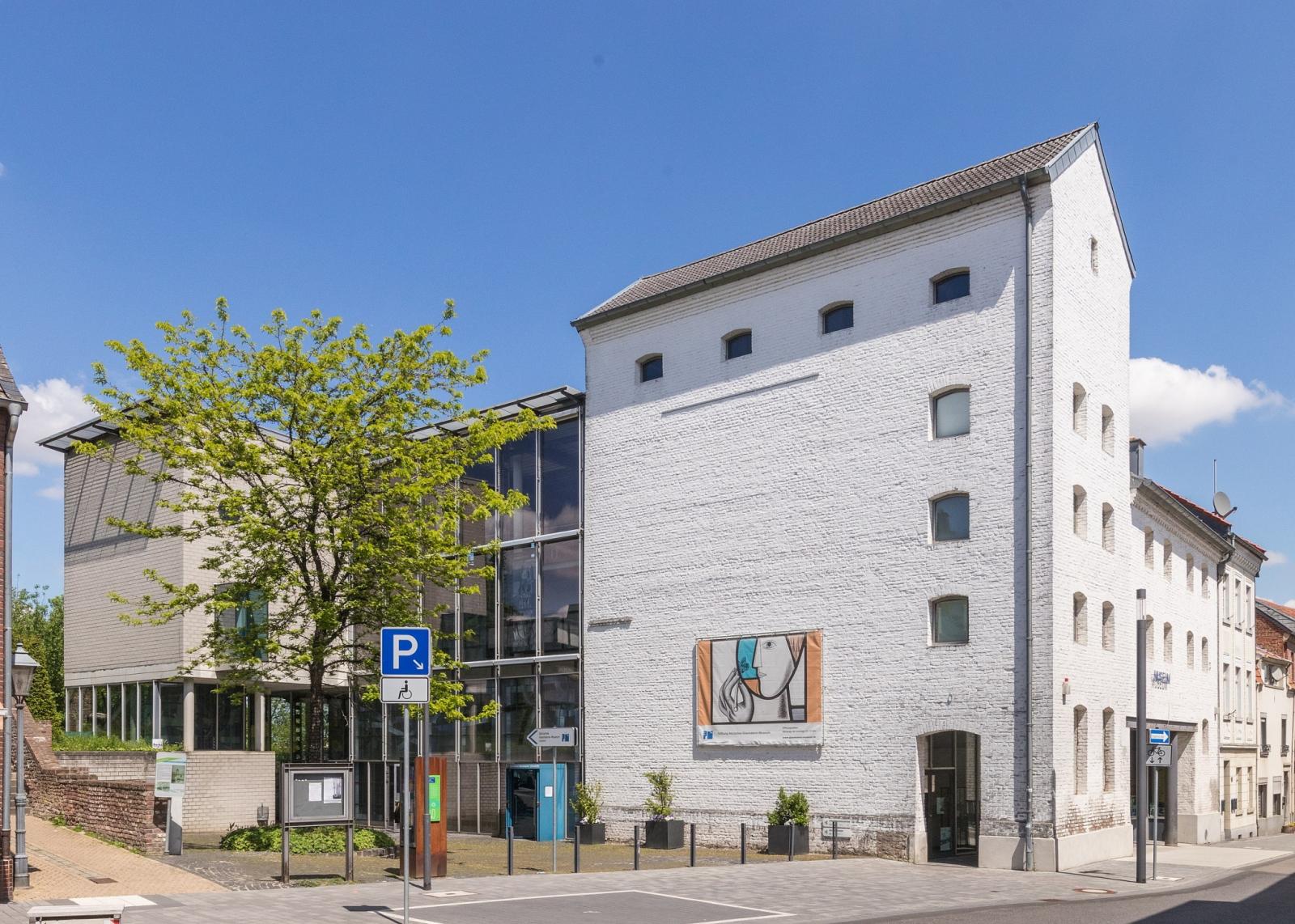 Gebäudeensemble mit ehemaligem Silo und modernem Anbau