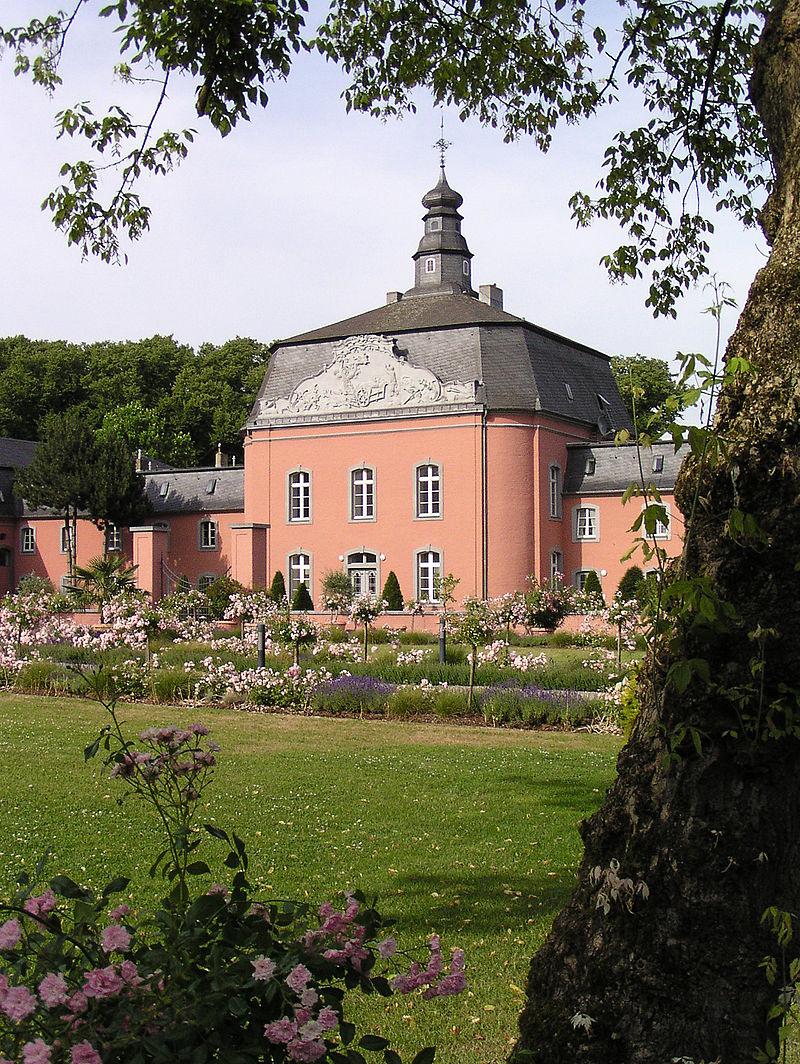 Blick auf den Ostflügel von Schloss Wickrath mit Bepflanzung