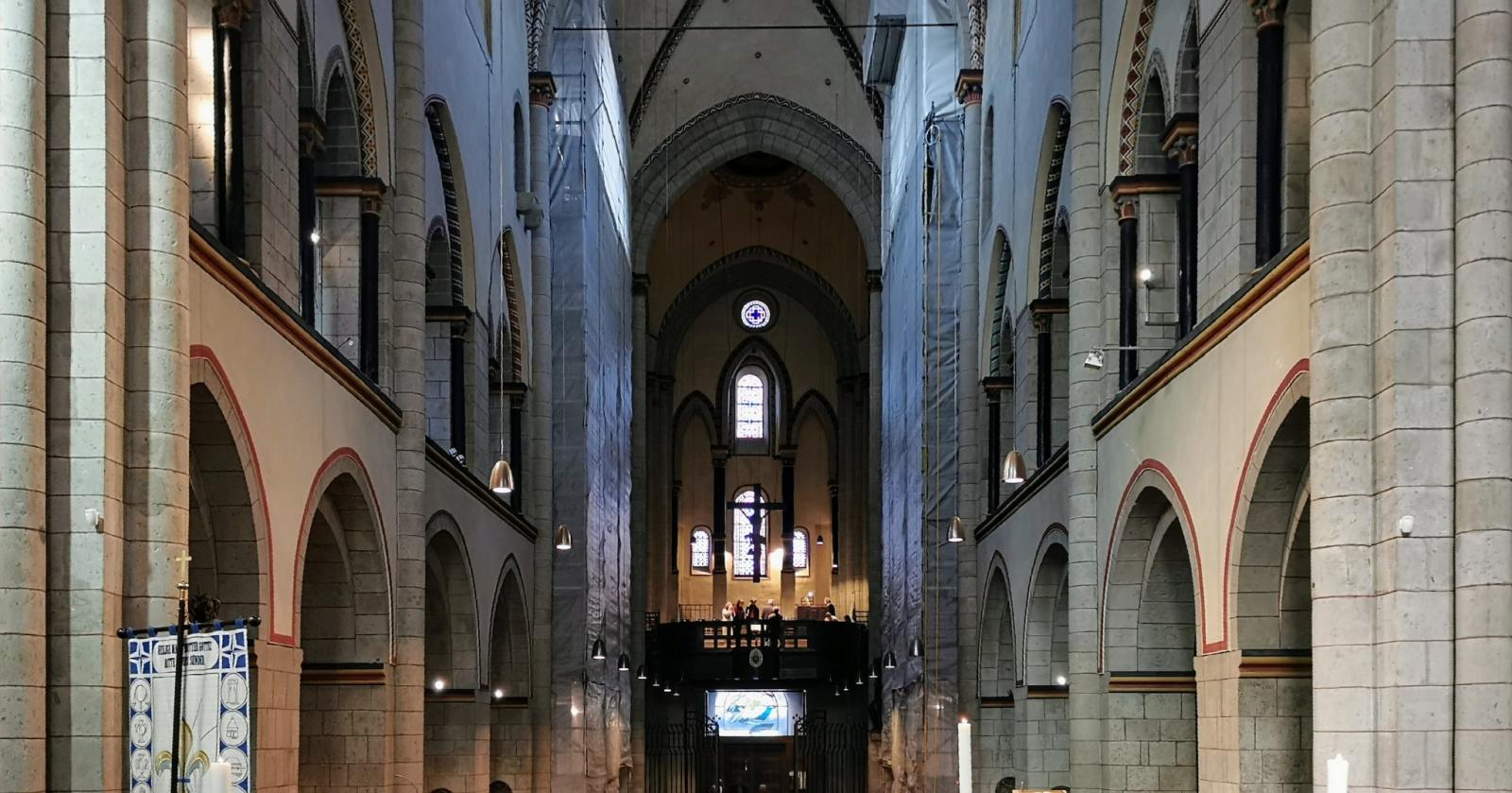 Innenansicht St. Quirinus-Münster, Blick nach Westen