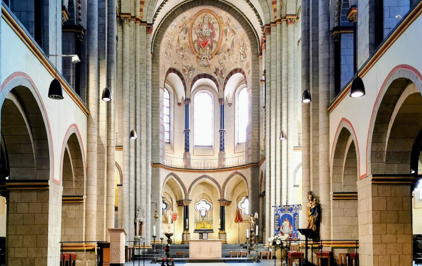 Innenansicht St. Quirinus mit Blick in den Ostchor