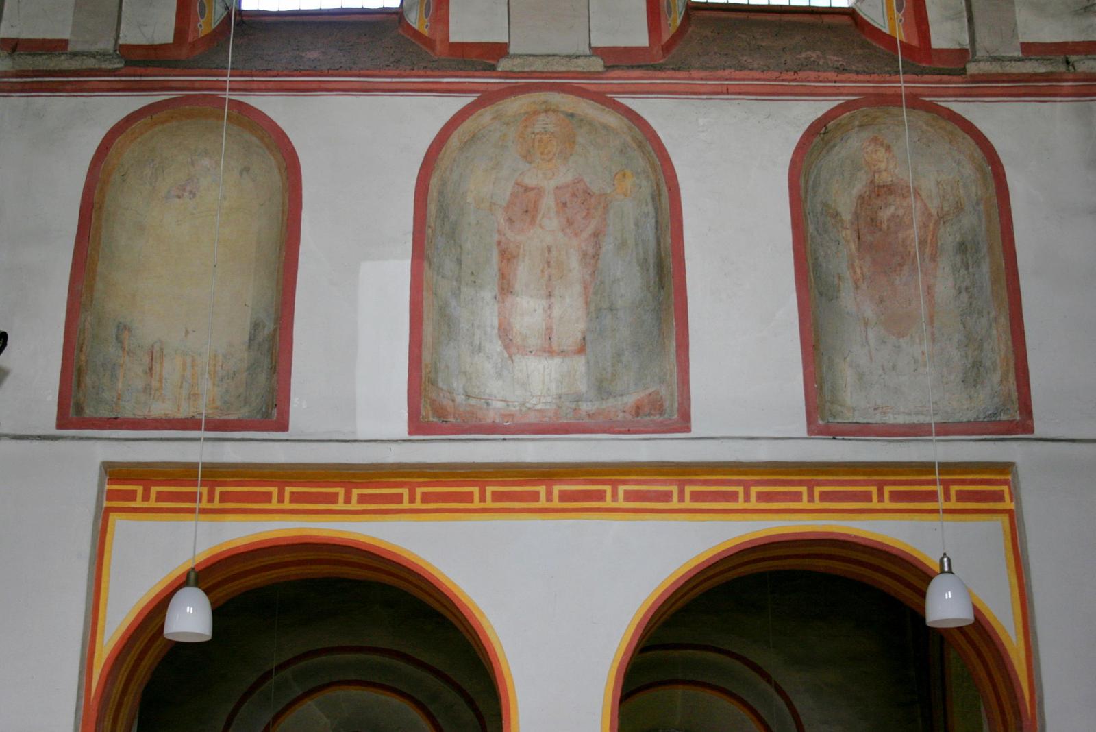 romanische Wandmalereinen im nördlichen Nischentriforium des Chors