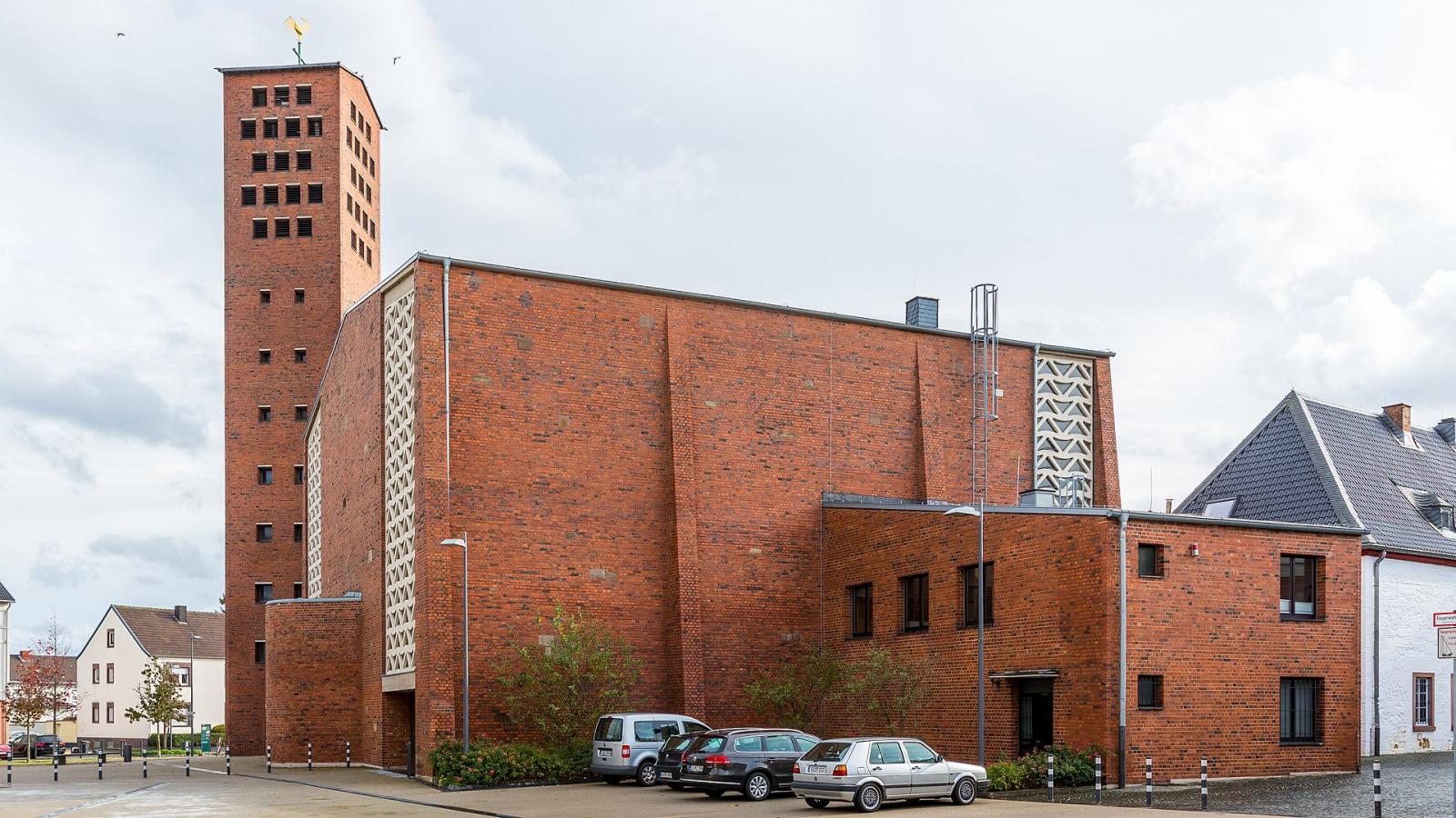 Blick auf das Haupthaus und die Sakristei