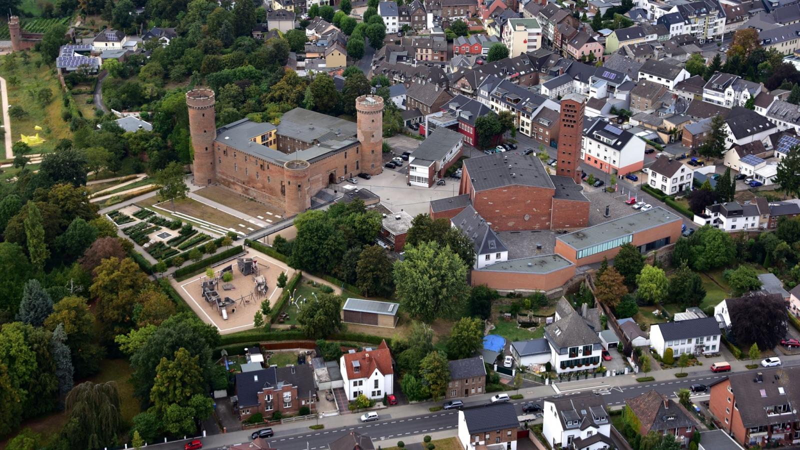 Luftbild mit St. Peter rechts und kurkölnischer Landesburg links im Bild