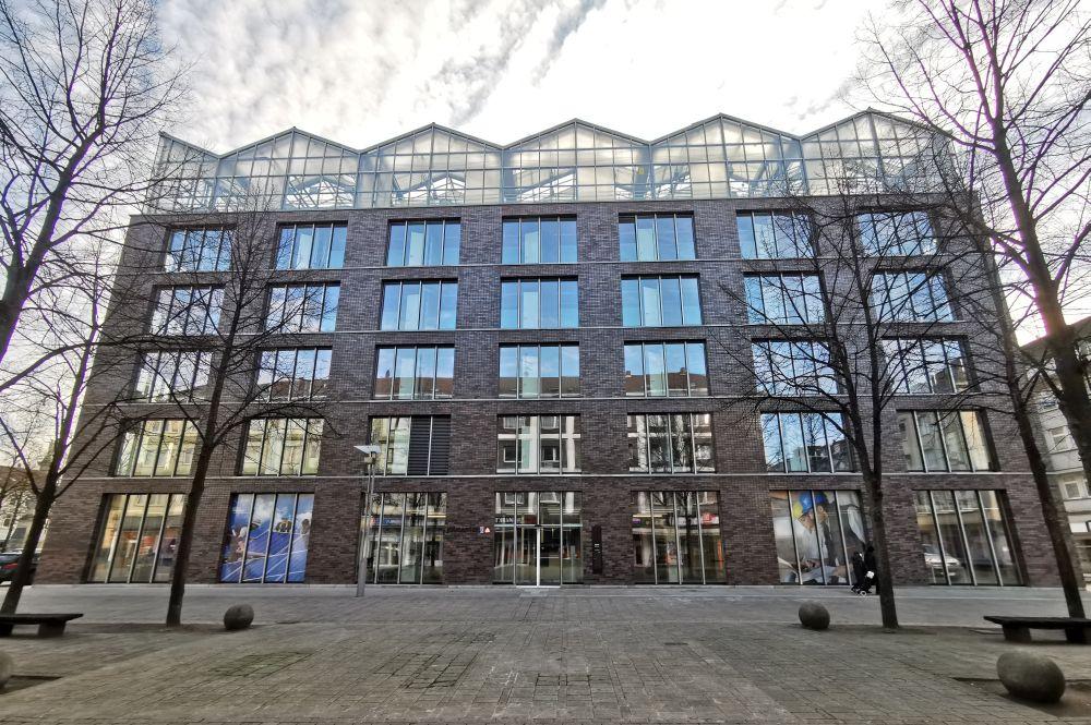 Verwaltungsgebäude mit Dachgewächshaus - Frontansicht (Marktstraße)