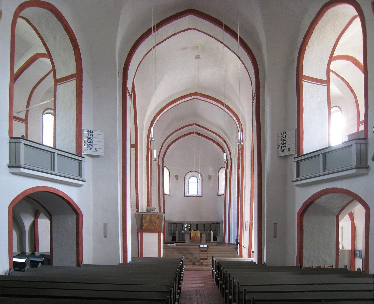 Innenansicht mit Blick zum Chor