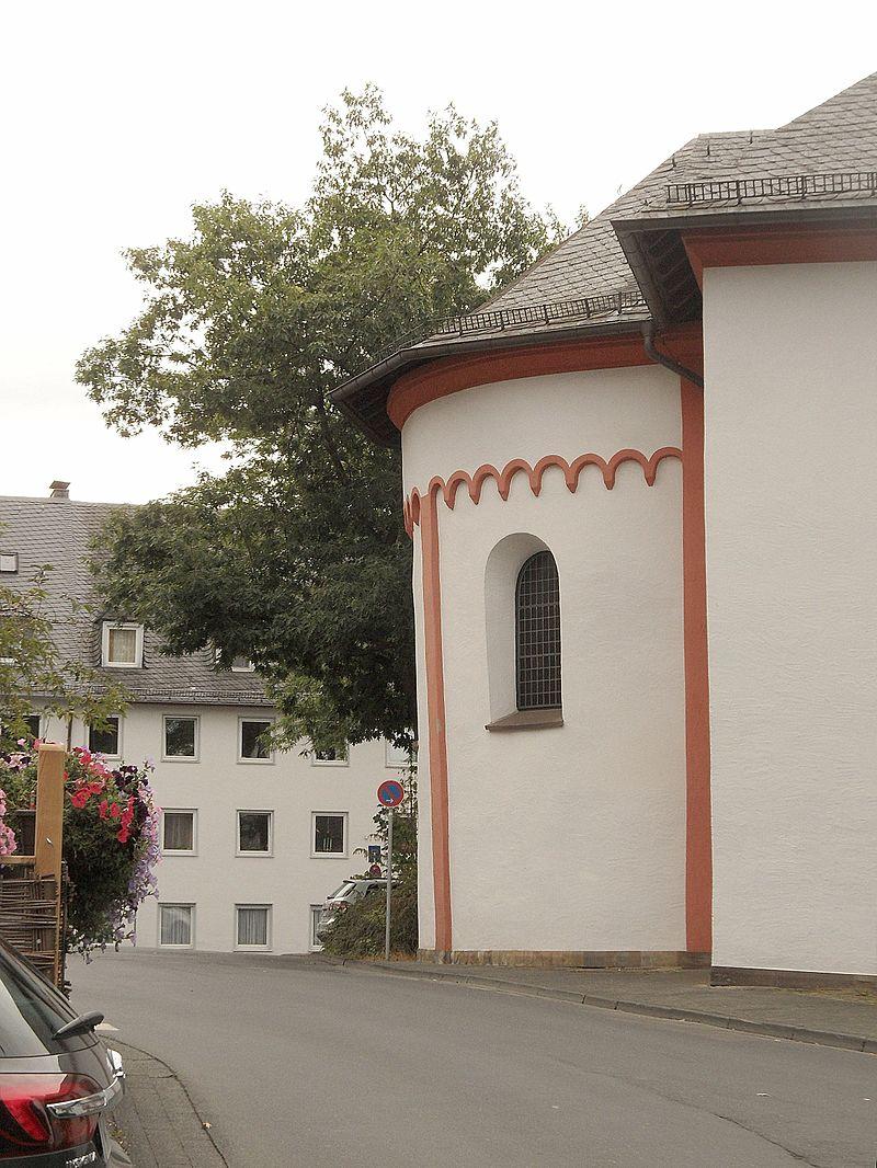 seitliche Ansicht der Apsis mit Rundbogenfries