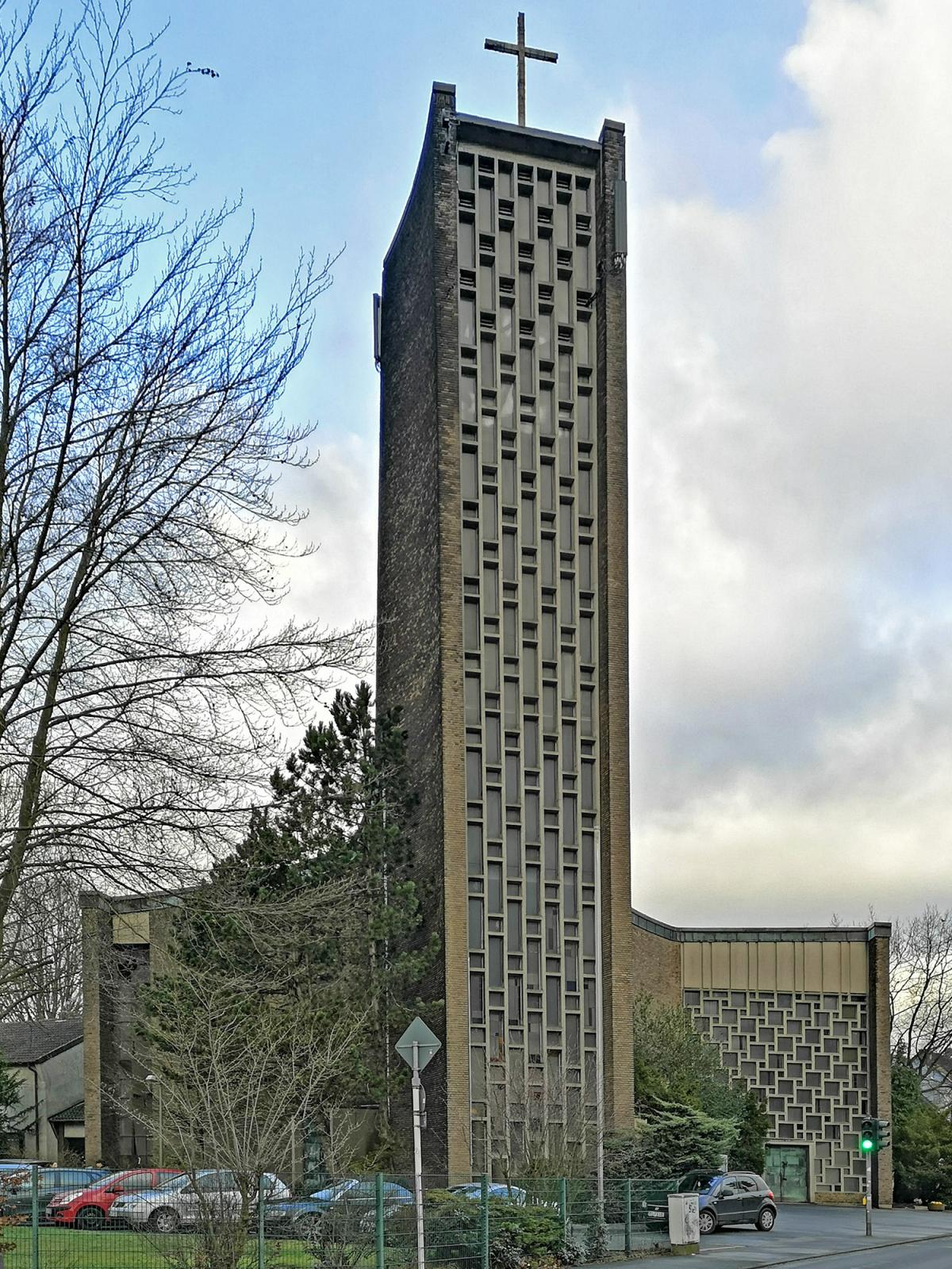 Eingangsfassade mit Turm von St. Barbara Marl