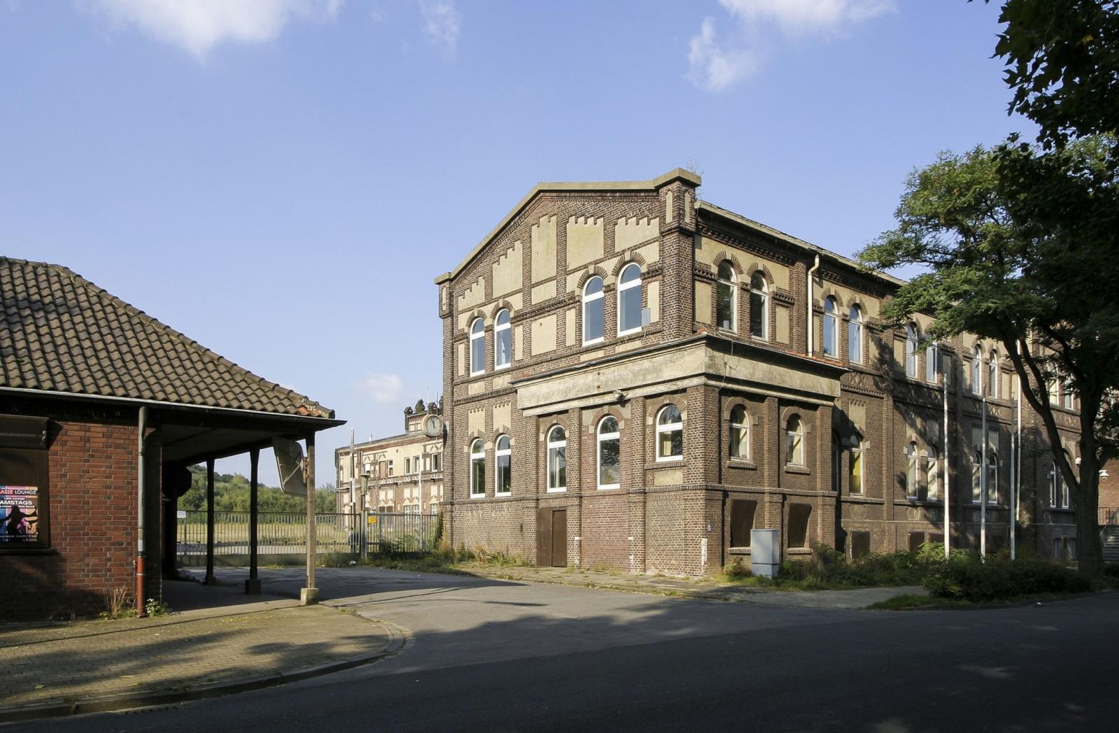 Einfahrt zum Zechengelände neben dem Verwaltungsgebäude