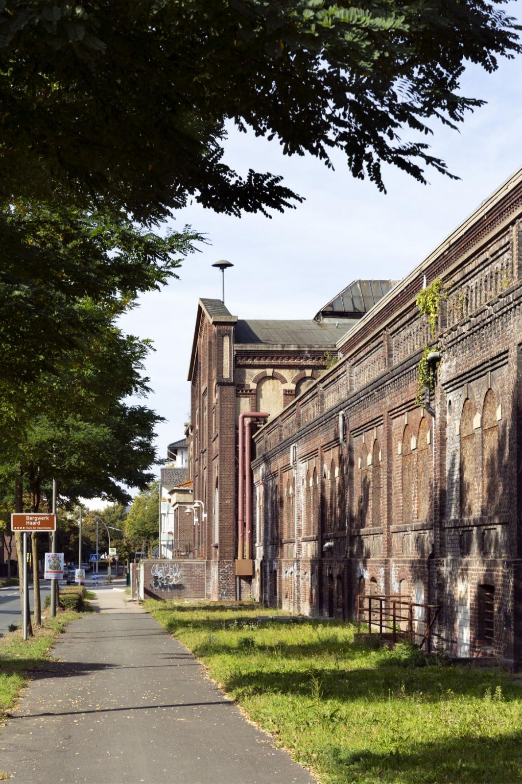 Blick entlang der südlichen Fassade des Verwaltungsgebäudes
