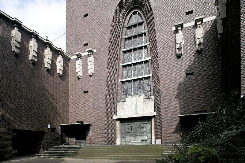 Hauptportal mit Treppenanlage