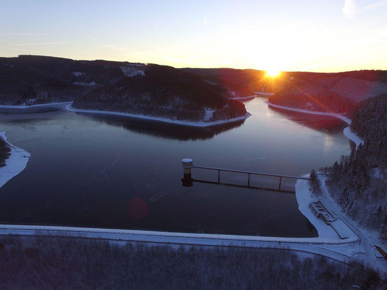 Obernautalsperre bei Sonnenaufgang im Winter
