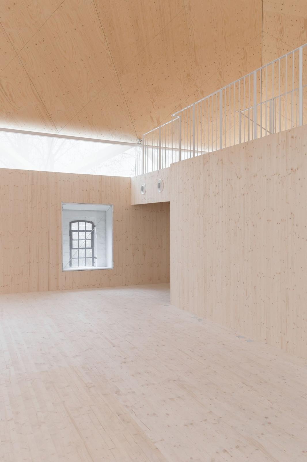 Neue Atelierräume, natürlich belichteter Innenraum, Galeriegeschoss