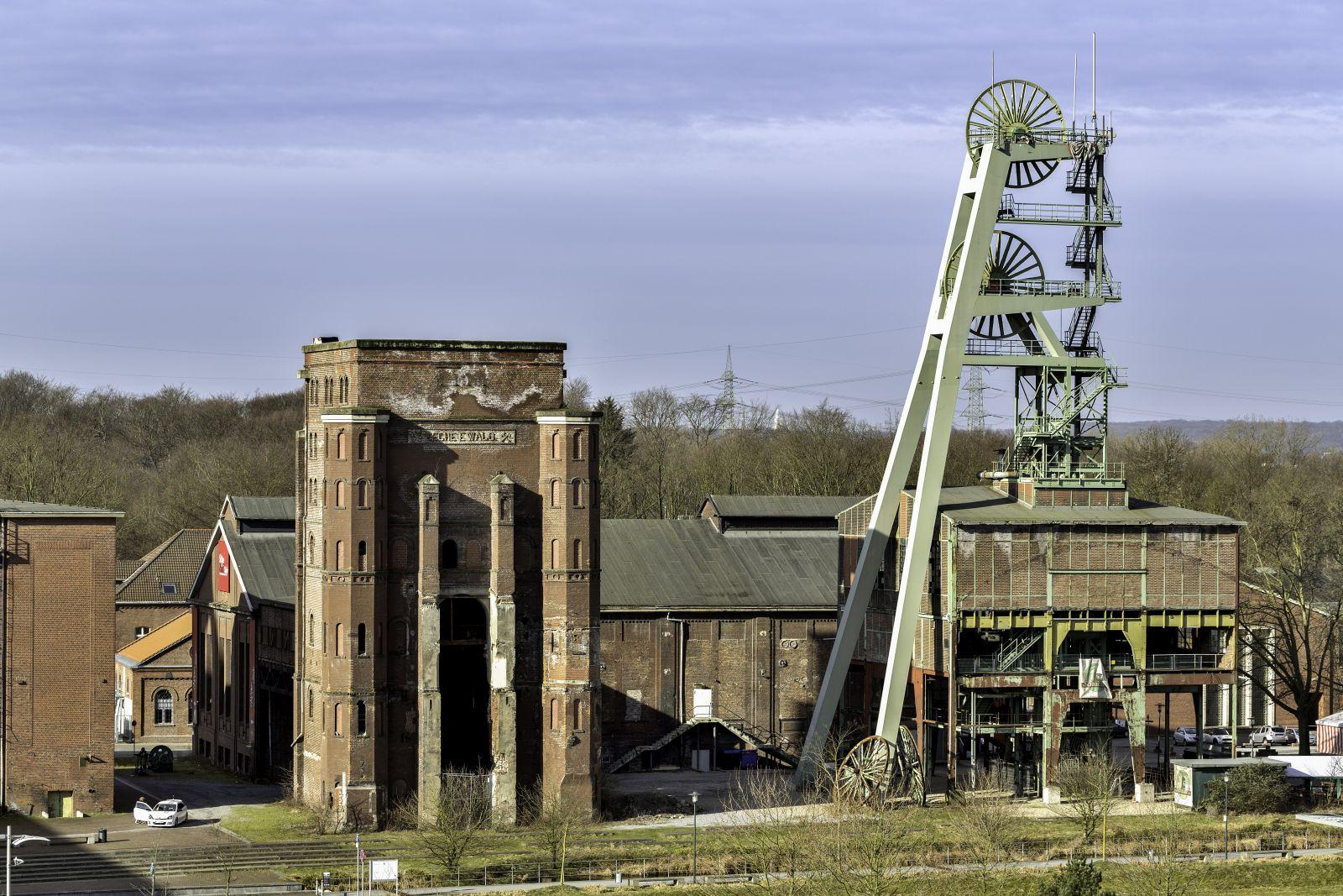 Malakowturm Schacht 1 und Fördergerüst Schacht 2