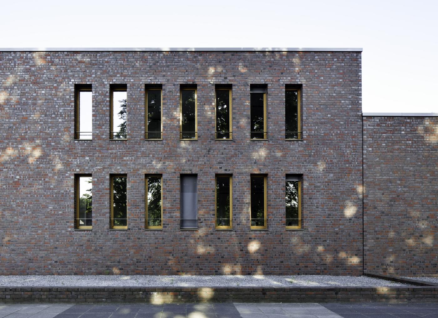 Seitenansicht mit Fensteranordnung