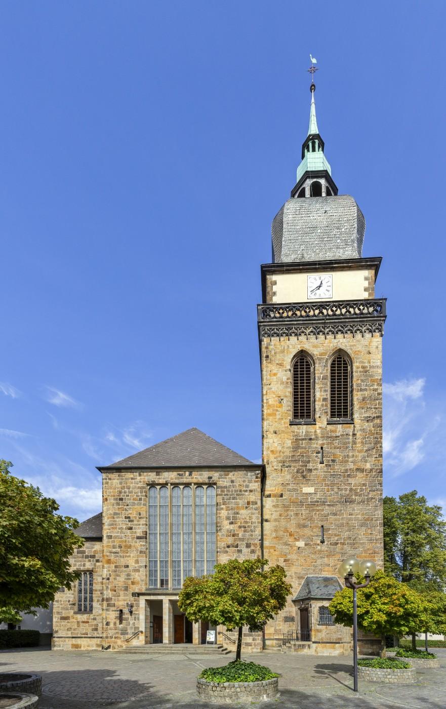 St. Amandus - Haupteingang und Neue Turm (Südansicht)