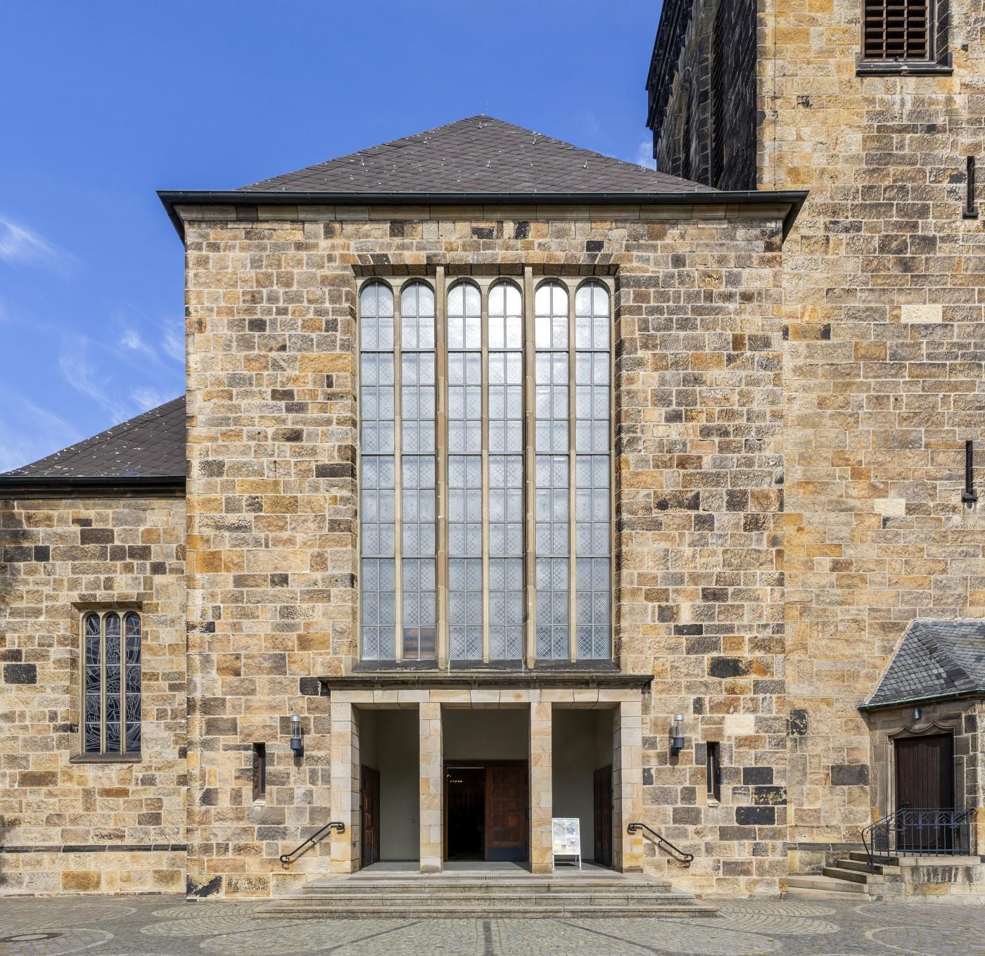 St. Amandus - Haupteingang (Südansicht)