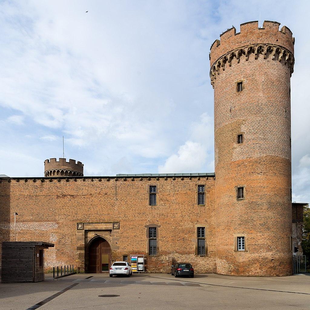 vierstöckiger Rundturm