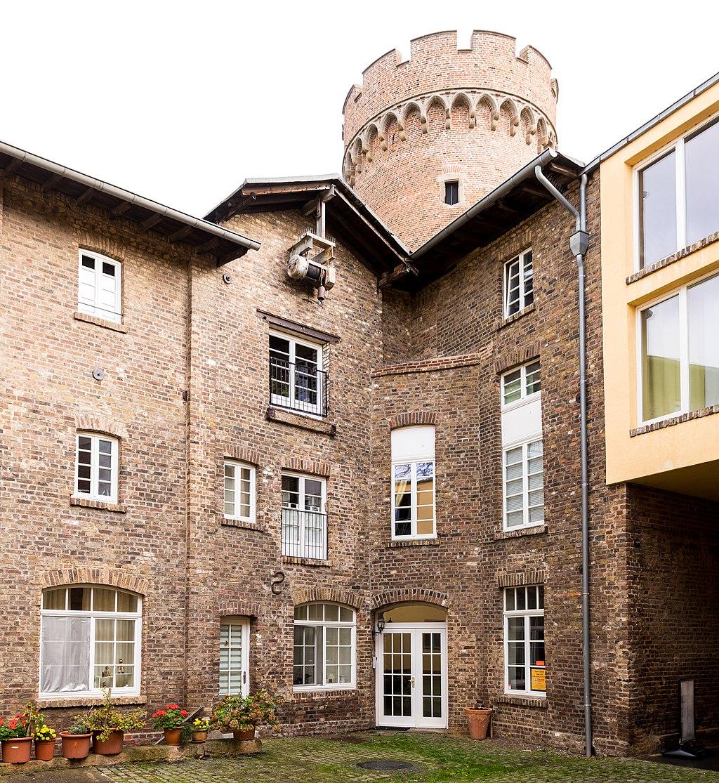 Ecksituation im Innenhof der Burg