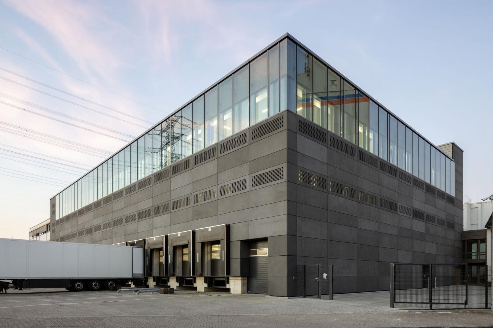 MC Bauchemie, Straßenperspektive